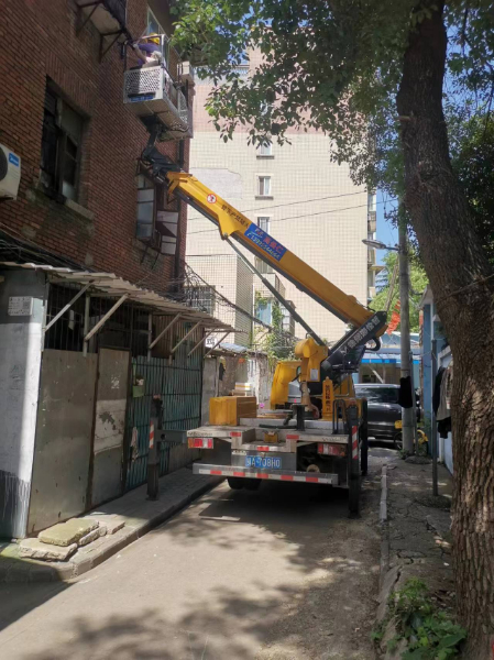 折臂式高空車外墻作業現場